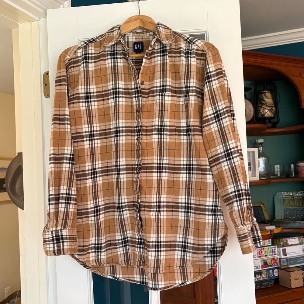 GAP Women’s Tan Plaid Button-Up Shirt